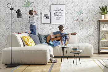 Beiges Ecksofa dekoriert mit mehreren Kissen und bequemer Polsterung, auf der Rückenlehne kniet ein Mädchen und malt die Wand an, ein Junge sitzt auf dem Sofa und spielt Gitarre.