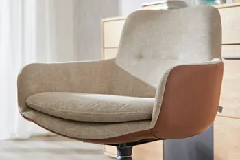 Moderner Armlehnstuhl mit beigem Stoff innen und Leder in Cognac außen.