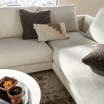 Detailbild von Sitzfläche eines weißen Ecksofas.