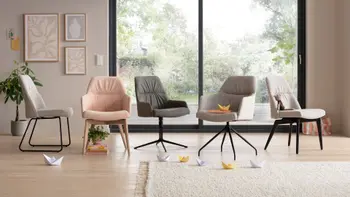 Unterschiedliche Arten von Esszimmerstühlen mit und ohne Armlehne mit schwarzem Fußgestell und Holzgestell.