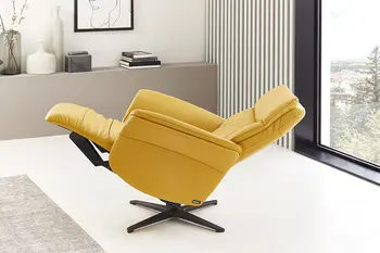 Gelber Leder Fernsehsessel, der in Relaxposition ist.