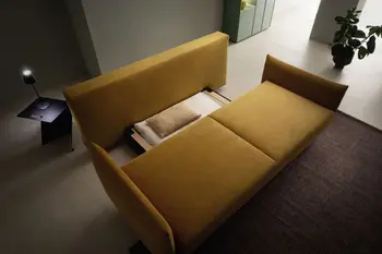 Schlafsofa mit Bezug in der Farbe Cognac, bei dem die Sitzfläche nach vorne gezogen ist und einen Blick auf die Bettkonstruktion unterhalb der Sitzfläche gibt.
