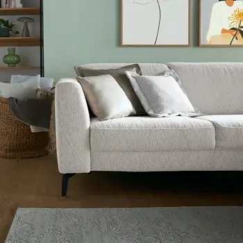 Detailbild von hellgrauem Stoffsofa mit hochwertiger Polsterung.