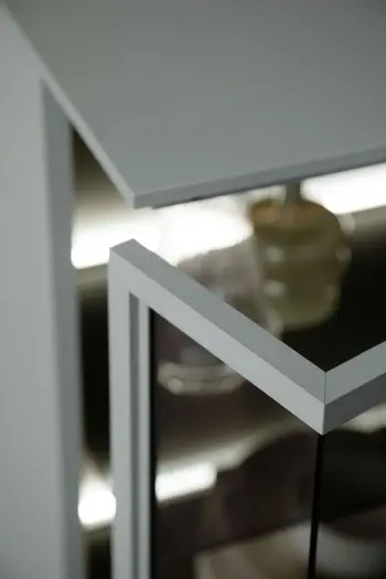 Ecke einer Highboard Tür.