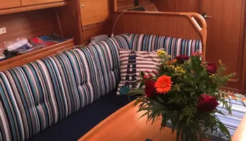 Polsterbank mit Blumen in maritimer Bootskajüte
