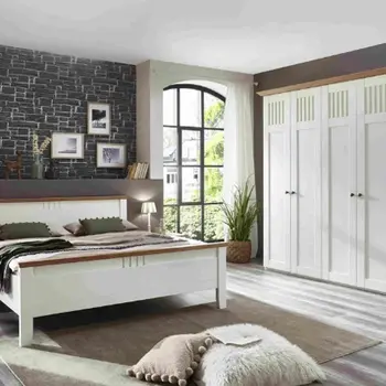 Komplett-Schlafzimmer in weiß mit Holzdetails