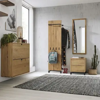 Garderobenmöbel bestehend aus einem hängenden Schuhschrank mit schwarzen Griffen, dekoriert mit Pflanze und Lampe, einem Kleiderständer mit schwarzen Griffen, Spiegel und kleiner Schrank mit schwarzen Beinen.