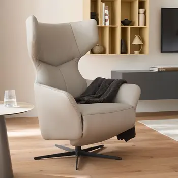 Beiger Design Relaxsessel mit Lederbezug und schwarzem Sternfußgestell.