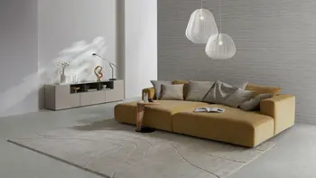 Gelbes Design Sofa mit großer Liegefläche und beiges Design Sideboard in einem Bungalow.