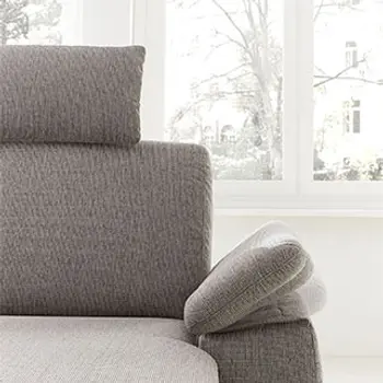 Klappbare Armlehne eines Sofas.