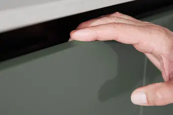 Hochglanz-Front beim öffnen mit Hand