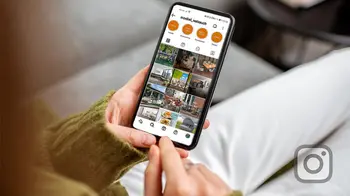 Nahaufnahme eines Handys, dass die Instagram-Profilseite von Möbel Weirauch zeigt.&nbsp;
