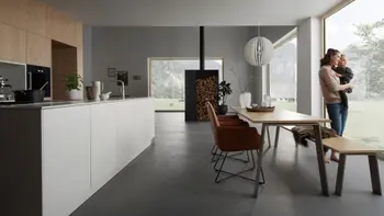 Frau mit Kind in wohnlicher Holzküche