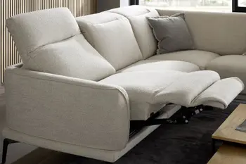 Beiges Sofa mit Relaxfunktion.