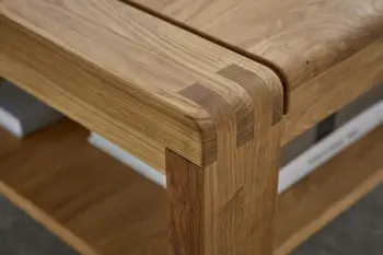 Ecke eines Couchtisches aus Massivholz