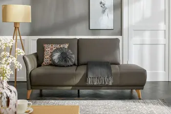 Dunkelgrünes Ledersofa mit Holzbeinen, dekoriert mit Kissen und Decke in einem gemütlichen Raum.