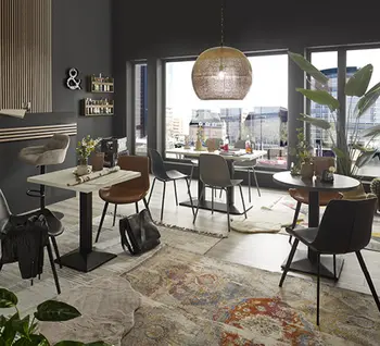 Großes Esszimmer mit Panoramafenster