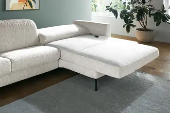 Hellgraues Stoffsofa mit Liegefunktion beim Longchair zum Entspannen.