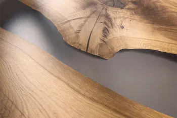 Tischplatte eines Design Esstisches aus Massivholz, der mit Epoxidharz aufgefüllt ist.