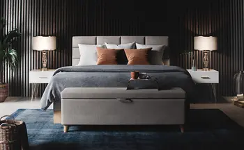 Elegantes Schlafzimmer mit einem luxuriösen grauen Polsterbett, flankiert von modernen Nachttischen und stilvollen Lampen, vor einer dunklen Wand mit vertikalen Paneelen.