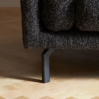 Detailbild von Fuß eines Sofas aus schwarzem Metall.