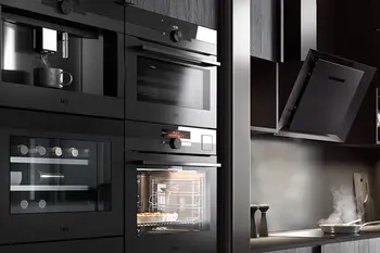 Kuechengeräte in einer modernen Einbaukueche