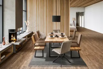 Modernes natürliches Esszimmer mit Esstisch aus Massivholz und Sitzbänken, aus dem gleichen Holz sowie zwei Esstühlen in grau.