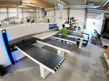 Tischler an einer Plattensäge