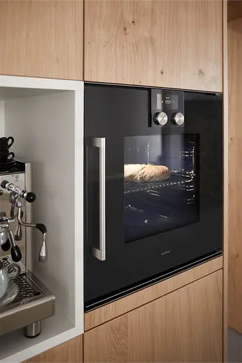 Erhöht eingebauter Backofen von Gaggenau.