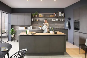 Holzarbeitsplatte in moderner Inselküche