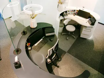 Empfangstresen in Yin und Yang-Form von oben