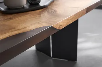 Tischkante eines Design Esstisches mit Epoxidharz in anthrazit.