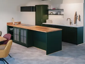 Landhausküche in Waldgrün