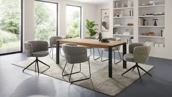 Helles Esszimmer mit Esstisch und sechs Sesseln.