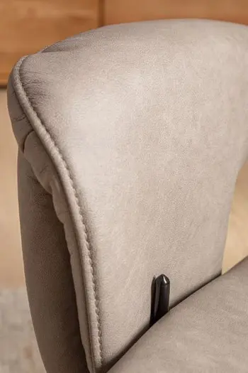 Innenseite einer grauen Armlehne eines Sessels, in der sich ein Bedienhebel für die Relaxposition befindet.