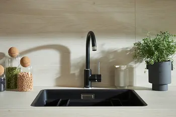 Kompakte anthrazitfarbene Spüle mit Einhebelmontur