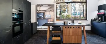 Stylische anthrazitfarbene Designkueche im Kuechenhaus Gruber.