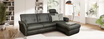 Schwarzes Leder Ecksofa mit silbernen Füßen in einem gemütlichen Raum.