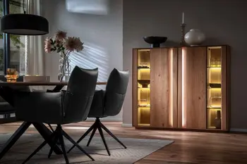 Modernes Highboard mit beleuchteten Glastüren außen.