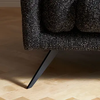 Detailbild von Fuß eines Sofas aus schwarzem Metall.