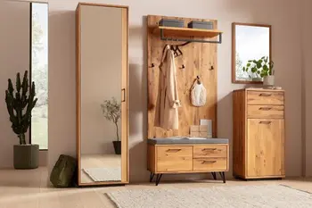 Garderobenmöbel bestehend aus einem großen Spiegelschrank, Hutablage mit Haken, Schuhbank und einem Highboard über dem ein Spiegel hängt.