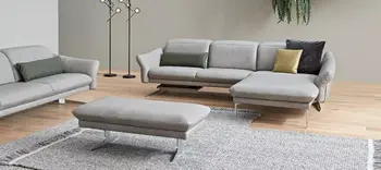 graue Ledergarnitur mit grauem Lederhocker