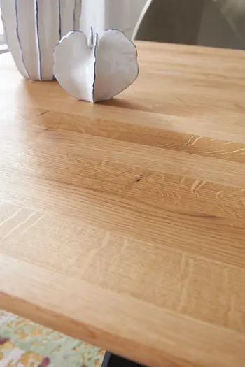 Tischplatte aus Eiche Natur eines Design Esstisches. 