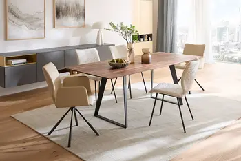 Elegantes Esszimmer mit Holzesstisch und sechs Esszimmerstühlen mit und ohne Armlehne. 