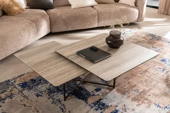 Moderner beiger Keramik Couchtisch mit zwei Tischplatten und schwarzem Fußgestell.