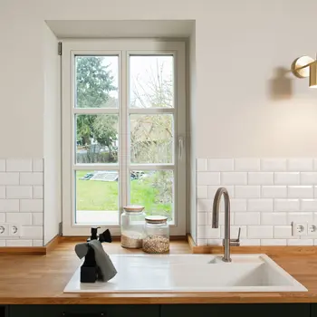 Weiße Spüle mit Edelstahlarmatur