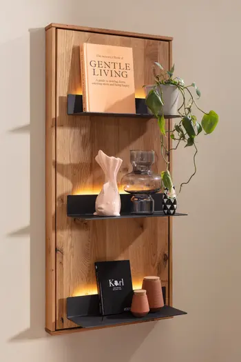 Ein Wandregel aus Holz mit Dekoration