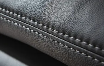 Detail des schwarzen Leders eines Sofas mit Naht.