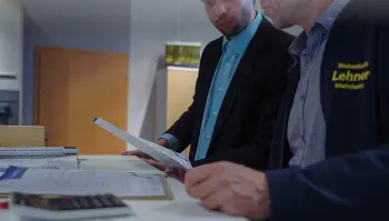 Einrichtungsberater beraten Kunden