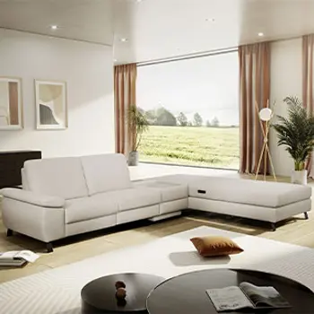 Beiges Sofa mit Longchair in einem hellen Raum.